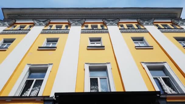 Żółty budynek Uniwersytetu Szewczenki w Kijowie — Wideo stockowe