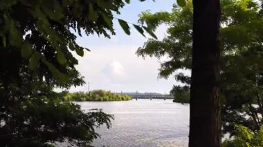 Dinyeper Nehri'nin yüksek bankadan görünümü, ağacın yanından şut takibi.