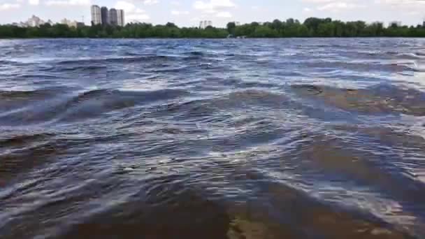 Κύματα στο νερό και απαλά σύννεφα στον ουρανό. Κίεβο, Ουκρανία — Αρχείο Βίντεο