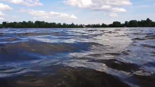 Sudaki dalgalar ve gökyüzündeki yumuşak bulutlar. Kiev, Ukrayna — Stok video