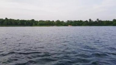 4k. Tekne Kiev geniş nehir Dnepr boyunca hızlı bir şekilde yelken