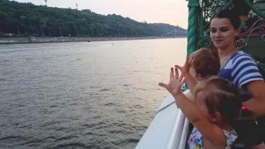 4k. İki çocuklu anne Dinyeper geniş nehir üzerinde bir teknede yüzen ve denize bakmak