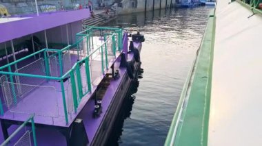 Gemi gün batımından önce nehir iskelesinden uzaklaşıyor.