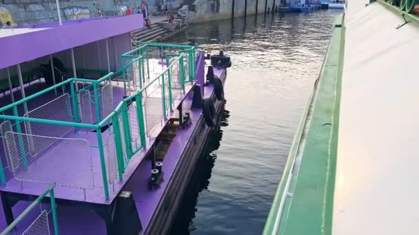 Het schip vaart weg van de rivier de pier voor zonsondergang — Stockvideo