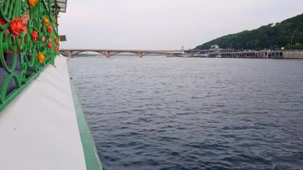 4K, le navire navigue sur le large fleuve du Dniepr avec de grands ponts avant le coucher du soleil — Video