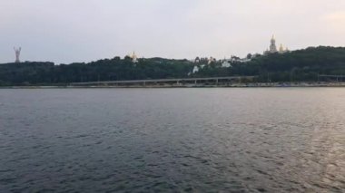 Geniş Dinyeper Nehri'nden Kiev-Pechersk Lavra manzarası