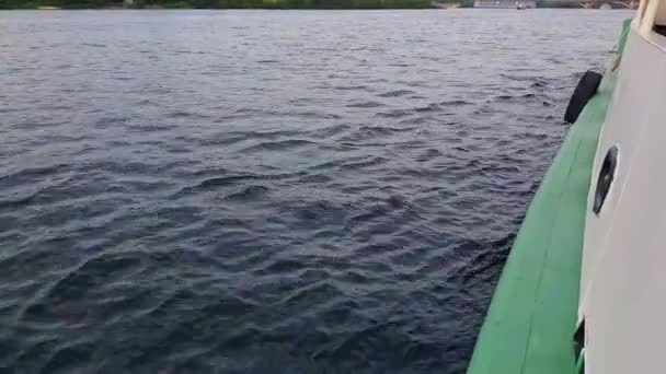 4K, la nave naviga sull'ampio fiume del Dnieper con grandi ponti prima del tramonto — Video Stock