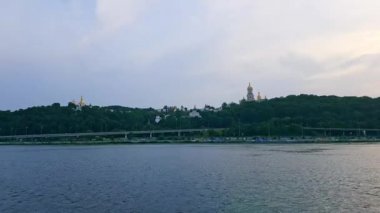 4k, geniş Dinyeper Nehri'nden Kiev-Pechersk Lavra görünümü