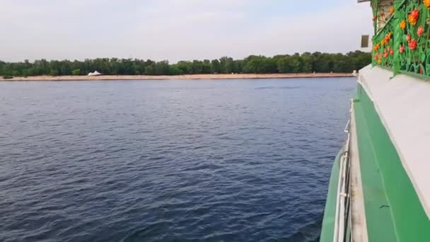 4K, statek skręca w prawo na szerokiej rzece Dnieper w Kijowie — Wideo stockowe