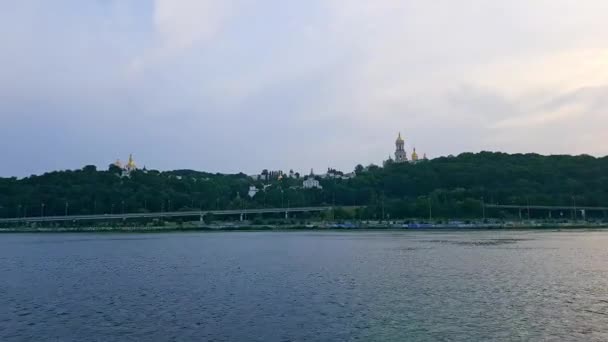 4k, uitzicht op de Kiev-Pechersk Lavra vanaf de brede Dnjepr rivier — Stockvideo