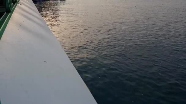 Das Schiff fährt vor Sonnenuntergang von der Seebrücke ab — Stockvideo