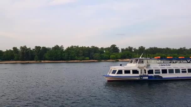 4K, la nave naviga sull'ampio fiume del Dnieper prima del tramonto — Video Stock