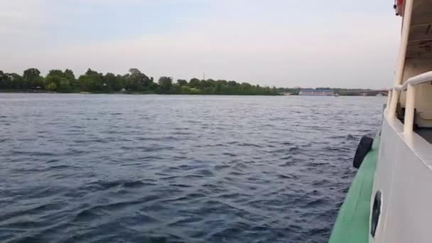 4K, o navio navega no rio largo do Dnieper com grandes pontes antes do pôr do sol — Vídeo de Stock