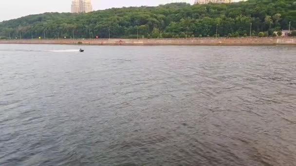 4K, le vélo d'eau navigue sur la large rivière du Dniepr avant le coucher du soleil — Video