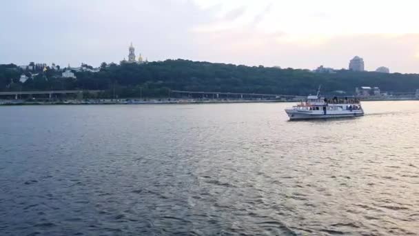 4k, het schip vaart op de brede rivier van de Dnjepr voor de zonsondergang — Stockvideo