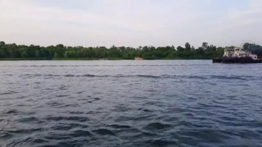 4k, gün batımından önce Dinyeper geniş nehir üzerinde iki mavna yelken