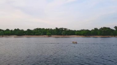 4k, gemi gün batımından önce bir teknede bir balıkçı ile Dinyeper geniş nehir üzerinde yelken