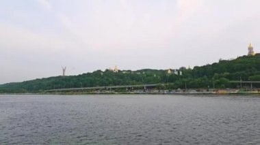 4k, gemi gün batımından önce Kiev-Pechersk Lavra yakınlarındaki geniş nehir Dinyeper üzerinde yelken