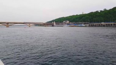 4k. Kiev Dinyeper Nehri üzerinde köprü üzerinde metro tren sürmek