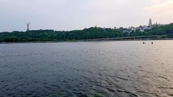 4K, el barco navega en el ancho río Dnieper cerca de Kiev-Pechersk Lavra antes del atardecer — Vídeos de Stock