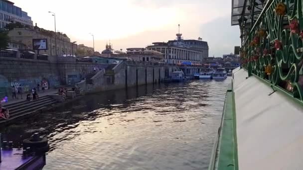 4K, el barco navega en el ancho río del Dniéper con grandes puentes antes de la puesta del sol — Vídeo de stock