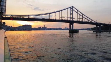4k. gün batımı öncesinde büyük köprüler ile geniş nehir Dinyeper üzerinde gemi yelken