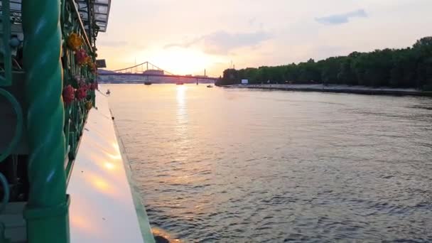 4K. La nave naviga sull'ampio fiume Dnieper con grandi ponti prima del tramonto — Video Stock