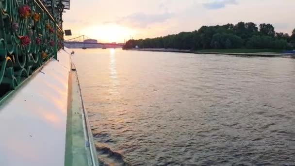 4k. loď pluje po široké řece Dnieper s velkými mosty před západem slunce — Stock video