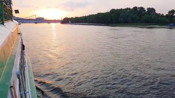 4K. Le navire navigue sur la large rivière Dniepr avec de grands ponts avant le coucher du soleil — Video