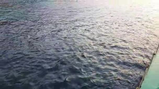 4K. La nave naviga sull'ampio fiume Dnieper con grandi ponti prima del tramonto — Video Stock