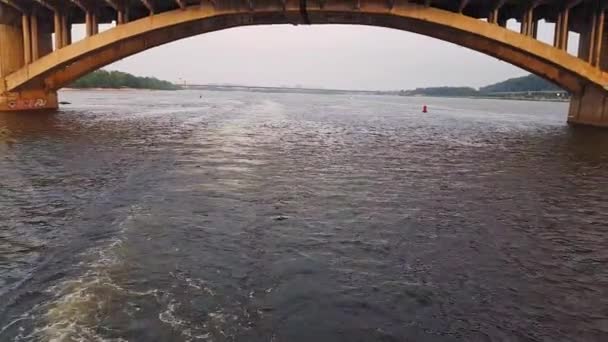 4k. loď pluje po široké řece Dnieper s velkými mosty před západem slunce — Stock video