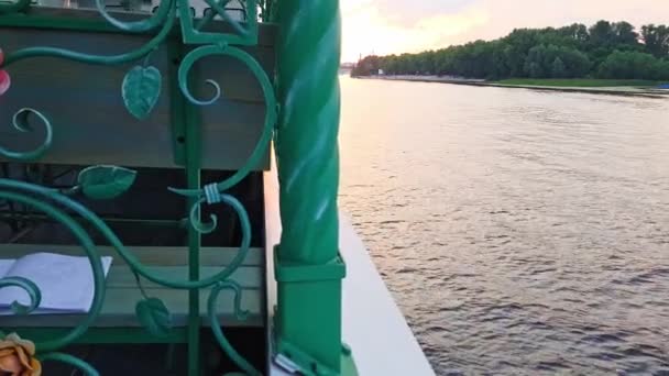 4K. La nave naviga sull'ampio fiume Dnieper con grandi ponti prima del tramonto — Video Stock