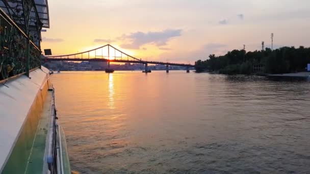 4K. Корабельні вітрила на широкій річці Дніпро з великими містками перед заходом сонця — стокове відео