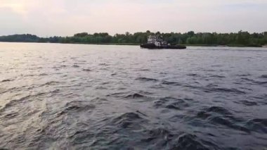 4k. gün batımından önce Dinyeper geniş Nehri üzerinde Barge yelken