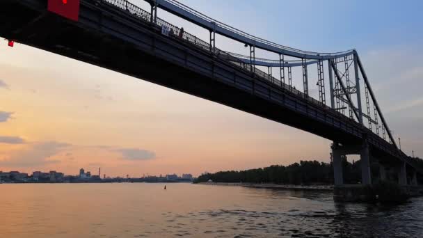 4K. Un bateau navigue sous un large pont à travers le fleuve Dniepr à Kiev — Video