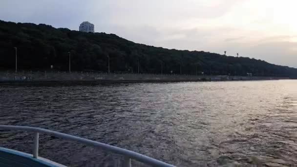 4K. statek żagle na szerokiej rzece Dnieper z dużymi mostami przed zachodem słońca — Wideo stockowe