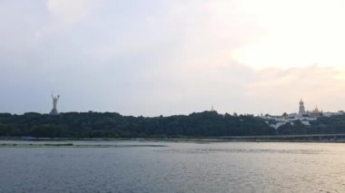 4k. gün batımı öncesinde büyük köprüler ile geniş nehir Dinyeper üzerinde gemi yelken