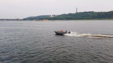 4k. gün batımı öncesinde büyük köprüler ile geniş nehir Dinyeper üzerinde gemi yelken