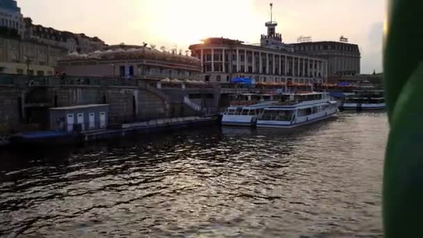 4K. Le navire navigue près du remblai et du port fluvial sur la rivière Dniepr avant le coucher du soleil — Video