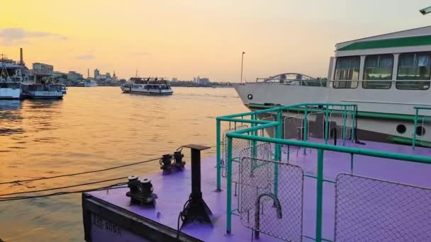 4k. het schip vaart op de brede rivier Dnjepr met grote bruggen voor zonsondergang — Stockvideo