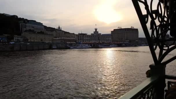 4k. das Schiff fährt vor Sonnenuntergang in der Nähe des Dammes und des Flusshafens auf dem Dnjepr — Stockvideo