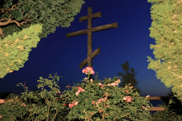 Énorme croix orthodoxe en bois à huit pointes contre le ciel après le coucher du soleil sur le mont Athos — Photo