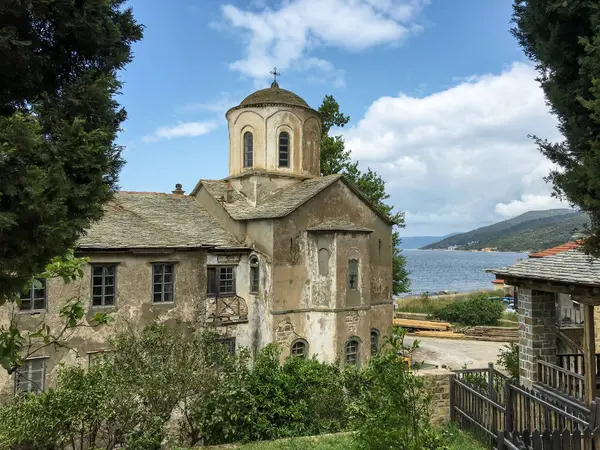 En liten kyrka i bysantinsk stil på berget Athos — Stockfoto
