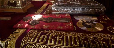 Güneş ışınları tahttaki Ortodoks kilisesinin pencerelerinden ve çatlaklarından ve kutsal nesnelerden geçiyor.