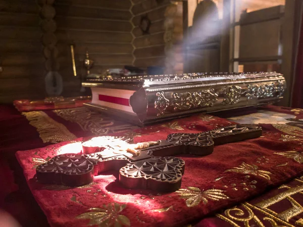 The rays of the sun make their way through the windows and cracks of the Orthodox church on the throne and sacred objects — Stock Photo, Image