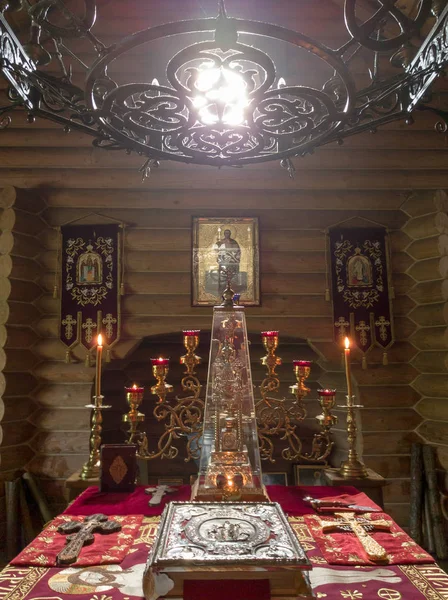 The rays of the sun make their way through the windows and cracks of the Orthodox church on the throne and sacred objects — Stock Photo, Image