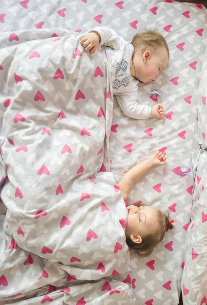 Fratello e sorella adorabili che dormono a letto a casa. Concetto di fratello e sorella insieme per sempre — Foto Stock