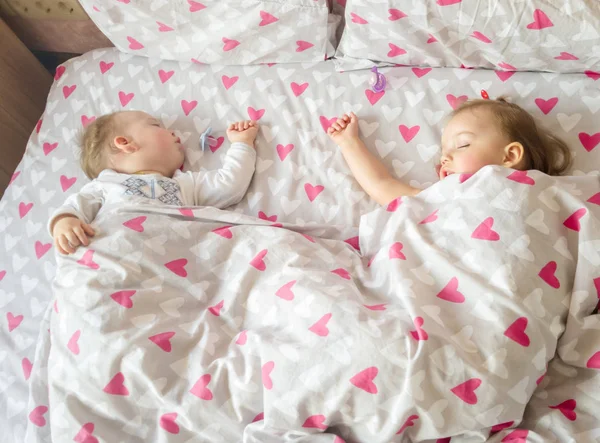 Amável irmão e irmã dormindo na cama em casa. Conceito de Irmão e Irmã Juntos Para Sempre — Fotografia de Stock