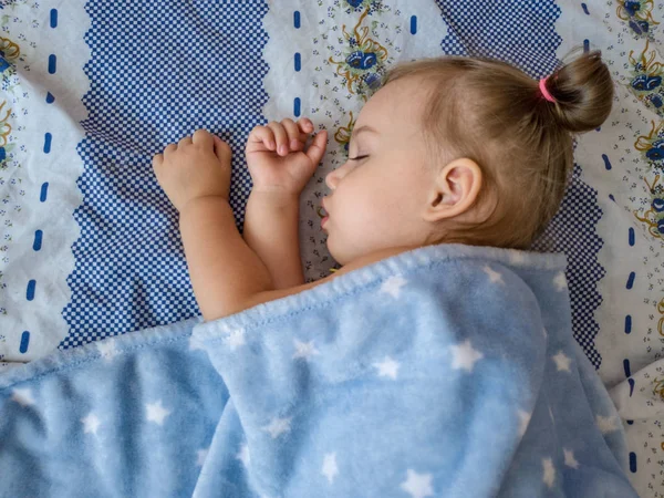 Vista superior de la niña en la cama . — Foto de Stock