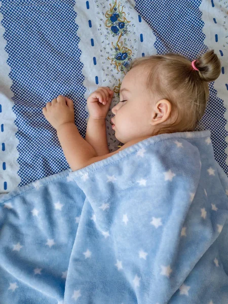 Boven weergave van meisje in bed. — Stockfoto